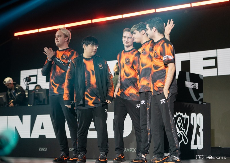 프나틱, C9 상대로 짜릿한 역전승…스위스 스테이지 생존 성공