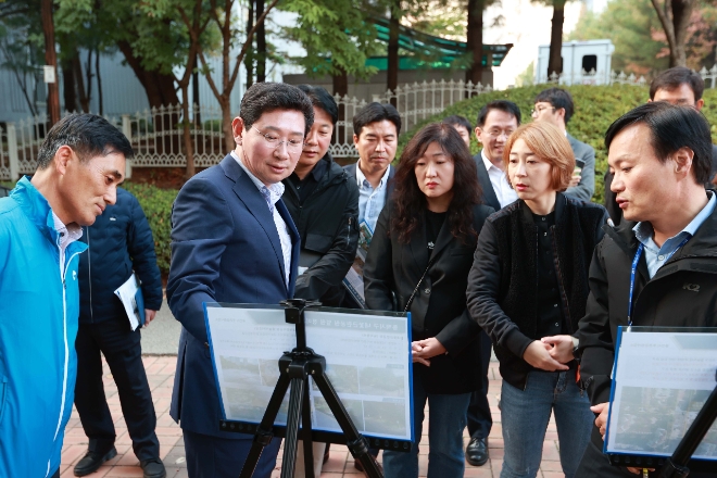 이상일 용인특례시장이 지난 25일 오후 기흥구 동백동 백현초등학교 일대를 방문해 학교와 아파트 주변의 환경을 개선하는 방안을 주민 등과 논의하고 있다.(사진=용인시)