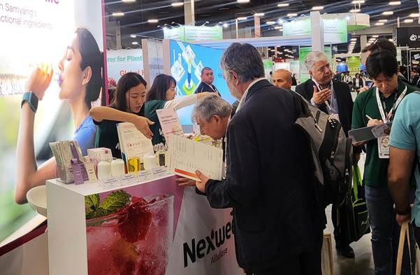 ‘2023 SSW’ 삼양사 홍보 부스에서 방문객들이 제품에 대해 상담하고 있다.