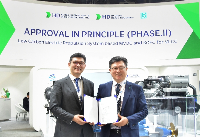 김성준 HD한국조선해양 미래기술연구원장(왼쪽)과 김영두 로이드선급 극동아시아 기술총괄 부사장이 기념 촬영을 하고 있다. / 사진=HD현대 제공