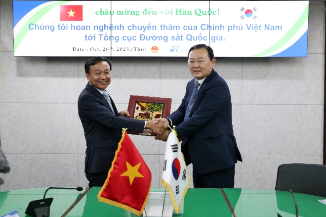 임종일 국가철도공단 부이사장(오른쪽)이 응웬 단 후이 베트남 교통부 차관과 지난 26일 철도공단 본사에서 면담 후 기념촬영을 하고 있다. / 사진=국가철도공단 제공