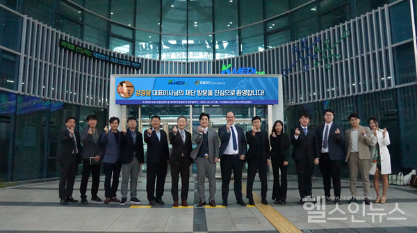 케이메디허브김길수전임상센터장(왼쪽에서여섯번째)과케이바이오솔루션강경윤대표이사(왼쪽에서일곱번째)가업무협약을체결했다.(케이메디허브제공)