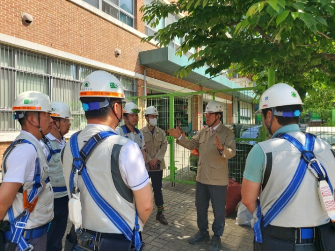 최양환 대표이사가 현장을 점검하고 있다. / 사진=부영 제공