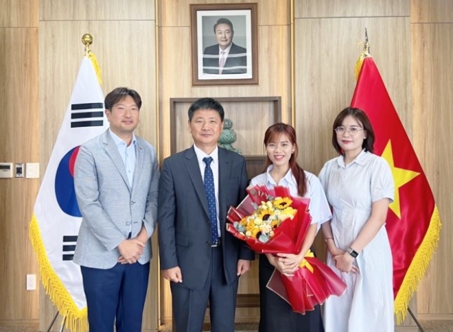 티웨이항공은 최근 베트남 다낭에서 사고를 당한 한국인 여행객을 다낭지점 현지 베트남 직원의 신속한 도움으로 응급 상황에 적극 대처할 수 있었다고 27일 밝혔다. 사진은 티웨이항공 베트남 다낭 지점에서 근무하고 있는 (좌측에서 세 번째)동 티 푸엉 사원이 (좌측에서 두 번째)강부성 주다낭총영사로부터 감사장을 표창 받고 기념사진을 촬영하는 모습. (사진 = 티웨이항공 제공)