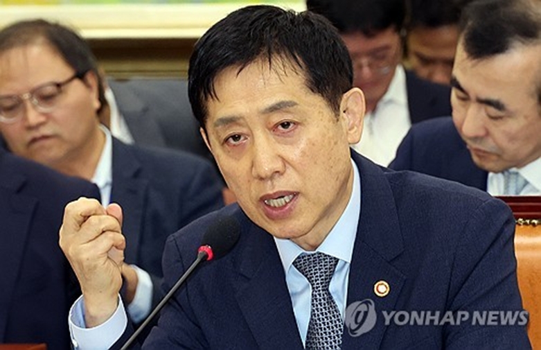 답변하는 금융위원장(사진=연합)
