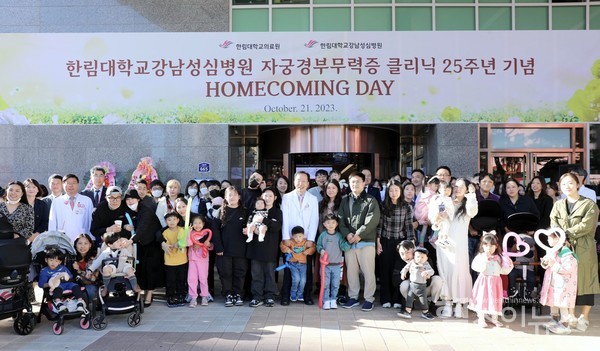 행사를마치고이근영산부인과교수(가운데)가행사를찾은산모가족들과기념촬영을하고있다.