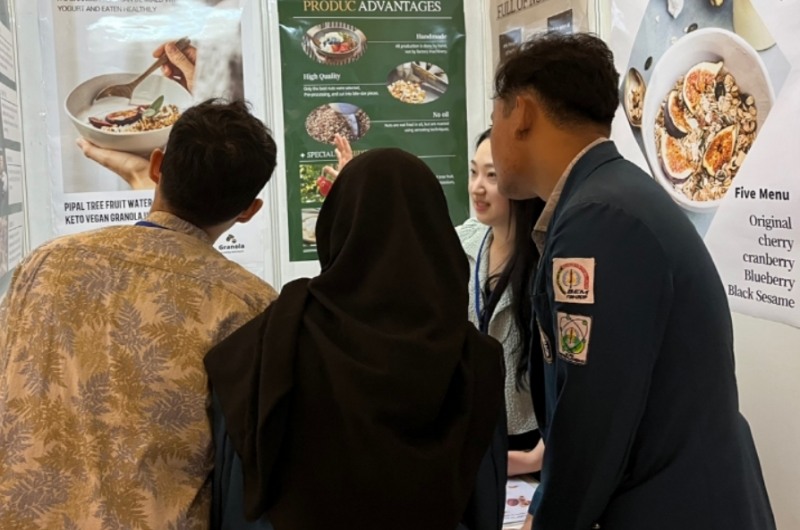 사진 : 브랜딩랩 담당자가 인도네시아 발리 국제발명전시회에서 출품작을 설명하고 있다.