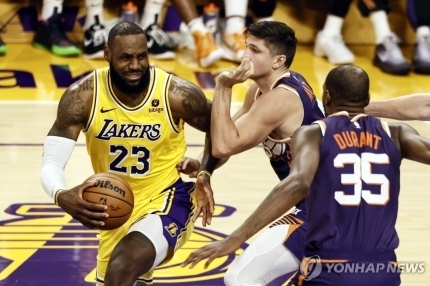 르브론 제임스(맨 왼쪽)