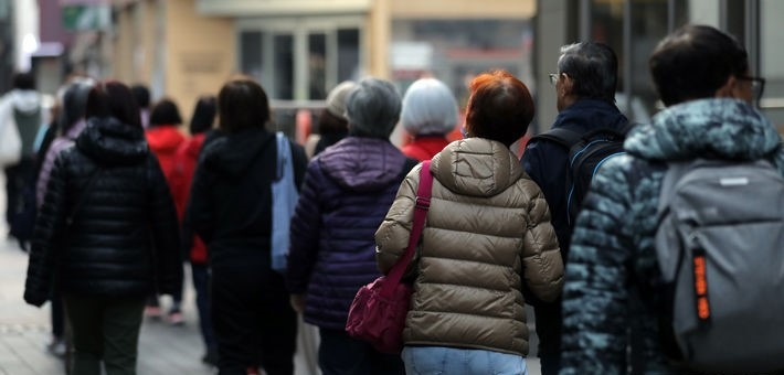 지난 23일 오전 서울 중구 명동거리에서 관광객들이 초겨울 옷차림으로 이동하고 있는 모습.
