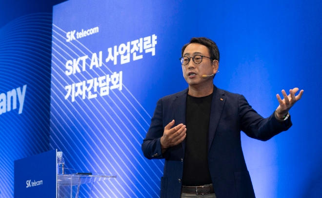 유영상 SKT 대표가 SKT타워 수펙스홀에서 열린 ‘SKT AI사업전략 기자간담회’에서 발표하고 있다. / 사진=SKT 제공