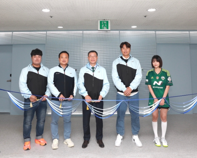 (왼쪽부터) N 동호회 참석자 대표, 박준우 N브랜드매니지먼트실 상무, 허병길 전북현대모터스에프씨 부사장, 이동국 전 전북현대 소속 선수, 배우 겸 가수 강미나 등 주요 참석자들이‘현대 N 라운지 오프닝 이벤트’에서 테이프 커팅식에 앞서 기념 촬영을 하고 있다. / 사진=현대차 제공