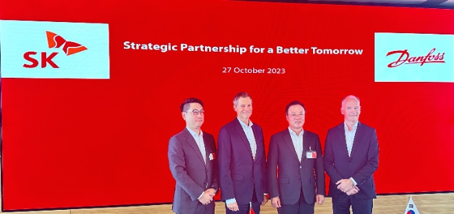 (왼쪽부터) 김양택 SK 첨단소재 투자센터장, 킴 파우징 댄포스 CEO, 장동현 SK 부회장, 얀 슈마커 댄포스 아시아태평양(APAC) 지역 대표가 기념 촬영을 하고 있다. / 사진=SK 제공
