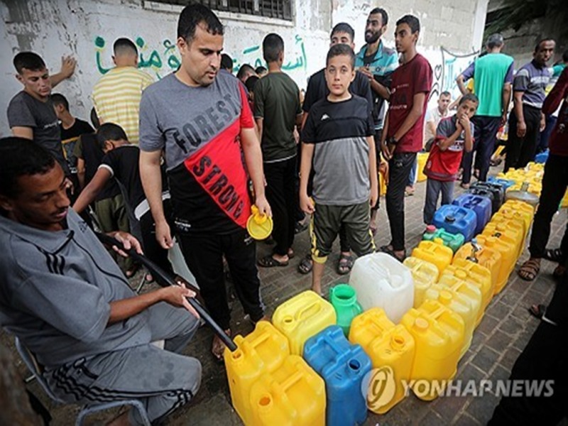 가자지구 남부 라파에서 물을 받기 위해 줄을 선 주민들(사진=연합)