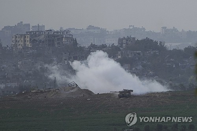 29일(현지시간) 이스라엘군 탱크가 가자지구 국경 앞에서 이동 중인 모습(사진=연합)