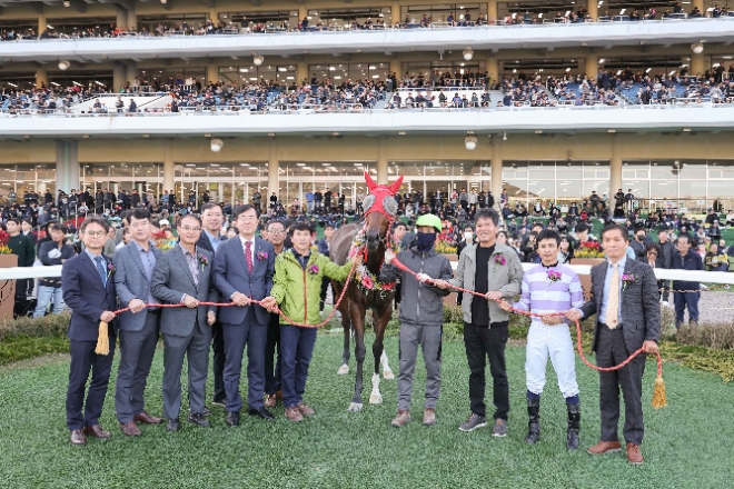 안병우 농협 축산경제대표이사(왼쪽부터 앞줄 네번째, 붉은 넥타이 착용)가 경주 우승마와 기념 촬영을 하고 있다. / 사진=농협 제공