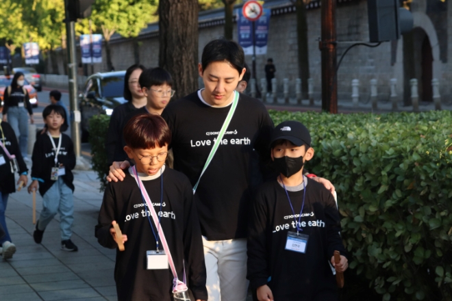 지난 17일 서울 경복궁 인근에서 진행된 ‘CJ도너스캠프 꿈키움 원더워크’에서 CJ프레시웨이 임직원 봉사자와 지역아동센터 아이들이 거리를 함께 걷고 있다. / 사진=CJ나눔재단 제공