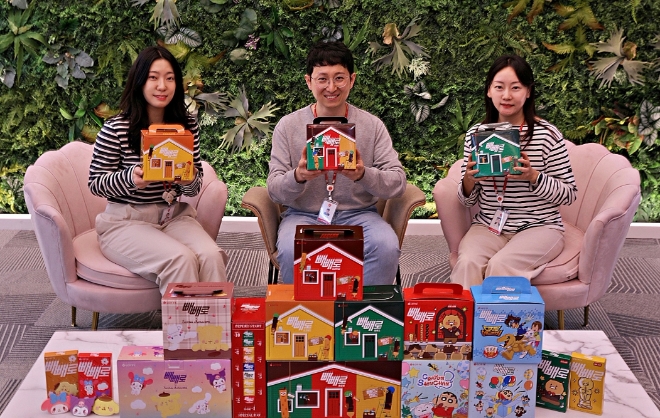 롯데웰푸드 임직원들이 귀여운 캐릭터를 활용한 온라인 전용 컬래버 빼빼로를 선보이고 있다. / 사진=롯데웰푸드 제공