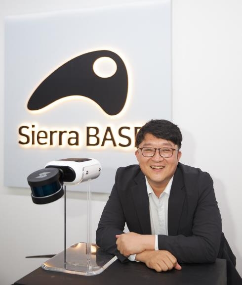 사진=김송현 시에라베이스(Sierra BASE) 대표가 건설 현장 스마트 점검 모니터링 플랫폼의 핵심 모듈인 ‘시리우스’와 함께 사진을 촬영하고 있다.