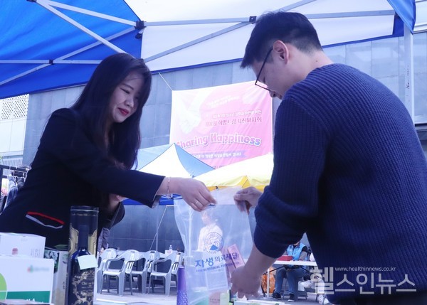 27일자생의료재단직원이‘제11회자생희망드림자선바자회’에서기부물품을판매하고있다
