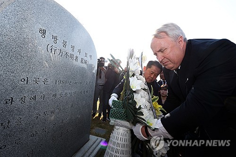 5·18 행불자 묘역 찾은 인요한(사진=연합)