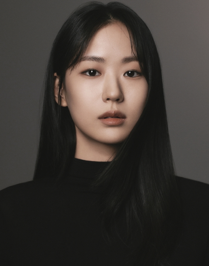 이이담, 새 프로필 컷 공개…깊이를 가늠할 수 없는 독보적 눈빛