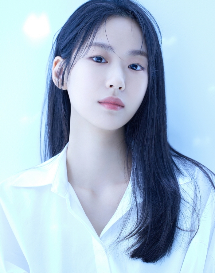 이이담, 새 프로필 컷 공개…깊이를 가늠할 수 없는 독보적 눈빛