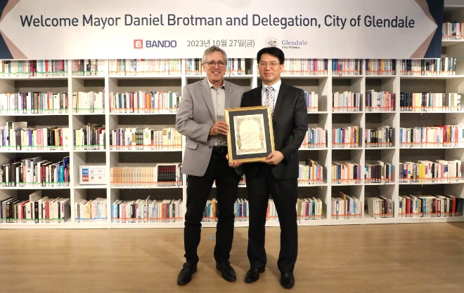 송한규 반도건설 상무(오른쪽)와 댄 브로트만 미국 글렌데일시 시장이 기념 촬영을 하고 있다. / 사진=반도건설 제공