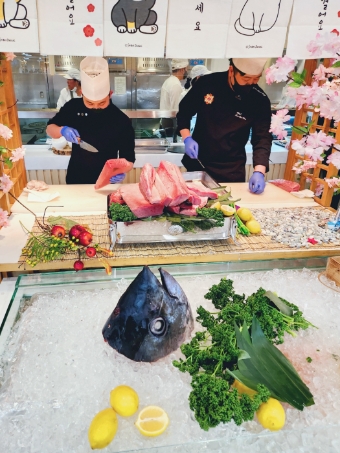 현대그린푸드가 운영 중인 단체급식사업장에서 '즉석 참치해체쇼'가 진행되는 모습. / 사진=현대그린푸드 제공