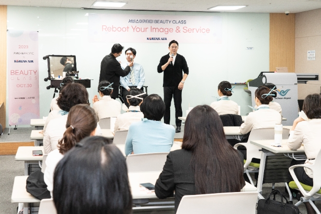 대한항공은 지난 30일 인천 중구 운서동에 위치한 인천국제공항공사 CS 학과장에서 인천국제공항 내 탑승수속, 출입국, 수하물 등의 업무를 담당하는 인천여객서비스지점 직원 100여 명을 대상으로 ‘아모레퍼시픽과 함께하는 뷰티 클래스’ 행사를 진행했다고 31일 밝혔다. 사진은 뷰티 클래스에 참석한 대한항공 직원들의 모습. (사진 = 대한항공 제공)