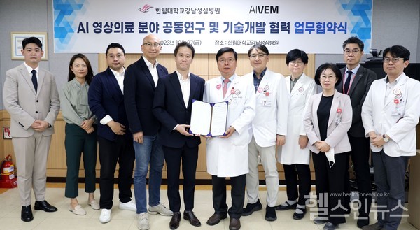 이영구한림대강남성심병원병원장(오른쪽에서여섯번째)과이준호아이브엠대표이사(오른쪽에서다섯번째)가업무협약을체결한뒤기념촬영을하고있다.