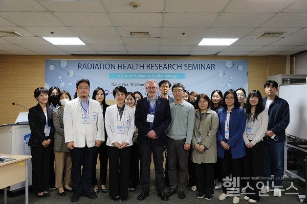(앞줄왼쪽부터)장원일국가방사선비상진료센터장,이진경한국원자력의학원장,리차드웨이크포드맨체스터대학교수,서성원방사선건강영향평가팀장