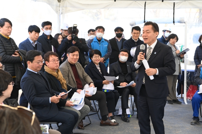 이재준 수원시장이 수원시청에서 공무원과 시민들과 함께 적극행정의 지속적인 추진의 중요성을 강조하고 있다.(사진=수원시)