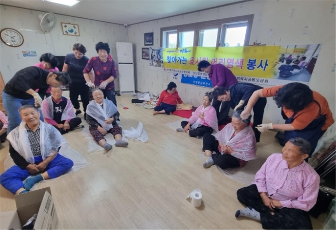 염색봉사 / 사진=장흥군 제공