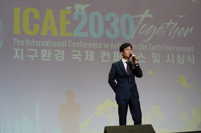 사진: ICAE2030 공동의장 김용두 SNS기자연합회장이 2023년 10월 31일 국회의원회관 대회의실에서 개최한 'ICAE2023 Together 지구환경 국제컨퍼런스 및 시상식' 에서 기조연설을 하고 있다. 제공: SNS기자연합회