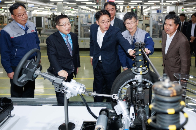 CTR그룹 강태룡 회장(왼쪽 2번째)과 이석용 농협은행장(왼쪽 3번째)이 CTR그룹의 제품에 대한 설명을 듣고 있다. / 사진=NH농협은행 제공