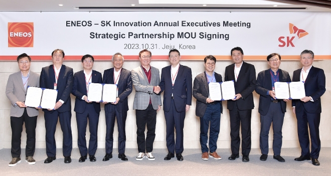지난달 31일 제주 서귀포시에서 김준 SK이노베이션 부회장(왼쪽 다섯 번째)과 사이토 다케시 에네오스 사장(왼쪽에서 여섯 번째) 등 두 회사 경영진이 ‘경영진 회의’에서 합의한 협력 방안 업무협약(MOU)을 체결하고 기념촬영을 하고 있다. / 사진=SK이노베이션 제공