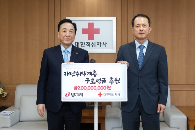 전창원 빙그레 대표이사 사장(오른쪽)과 김철수 대한적십자사 회장이 기념 촬영을 하고 있다. / 사진=빙그레 제공