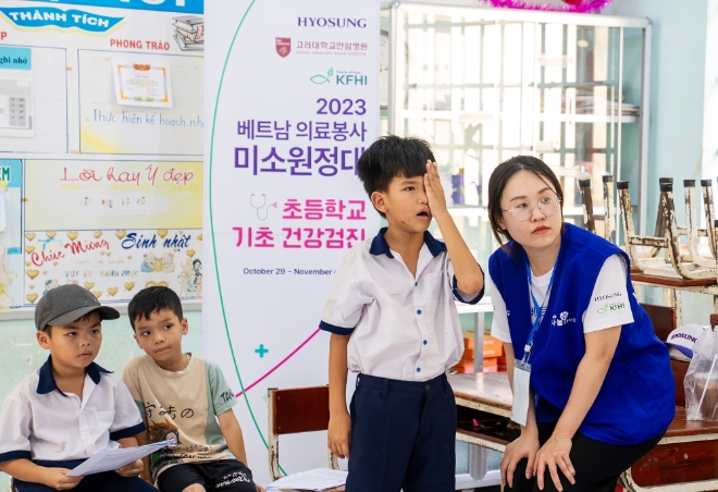 효성은 글로벌 사회공헌 활동의 일환으로 지난달 29일부터 오는 4일까지 베트남 호찌민 인근 동나이성 껌미현 쑤언동마을에 해외 의료봉사단 ‘미소원정대’를 파견했다고 1일 밝혔다. 사진은 쑤언동마을 초등학교 학생이 시력검진을 받는 모습. (사진 = 효성 제공)
