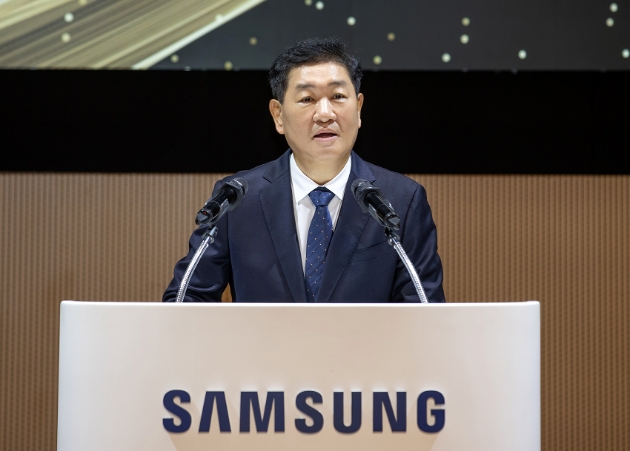 11월 1일 삼성전자 수원 디지털시티에서 열린 삼성전자 창립 54주년 기념식에서 기념사를 전하는 한종희 대표이사 부회장