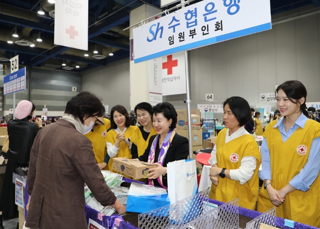 Sh수협은행(은행장 강신숙)은 지난달 31일, 서울 삼성동 코엑스에서 열린 ‘2023 적십자 바자회’에 동참했다. 이날 행사에는 수협은행 임원 부인회가 참여했으며, 멸치와 김, 미역 등 각종 수산물을 저렴한 가격에 판매해 행사장을 찾은 시민들로부터 호응을 얻었다. 사진은 수산물을 판매 중인 강신숙 은행장(왼쪽 세 번째)의 모습. / 사진=Sh수협은행 제공