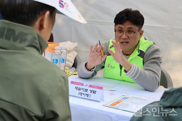 18일'성남시온동네향기로운나눔축제'에서한림대성심병원의료진이주민을대상으로무료건강상담을하고있다.