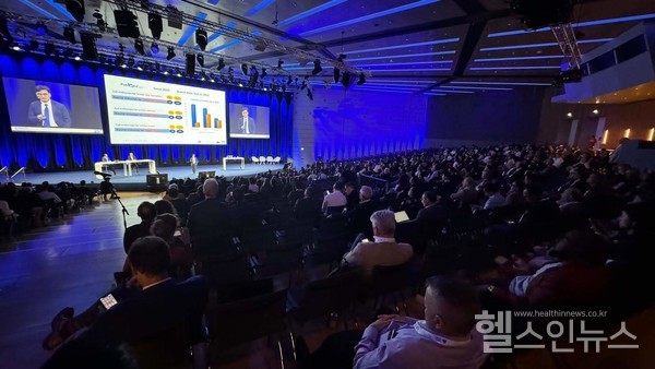 서울성모병원신경외과김진성교수가최근독일프랑크푸르트에서열린제25회유럽척추외과학회(EuroSpine)의특별초청연자(keynotespeaker)로초청되어척추내시경수술에대해강의하고있다.