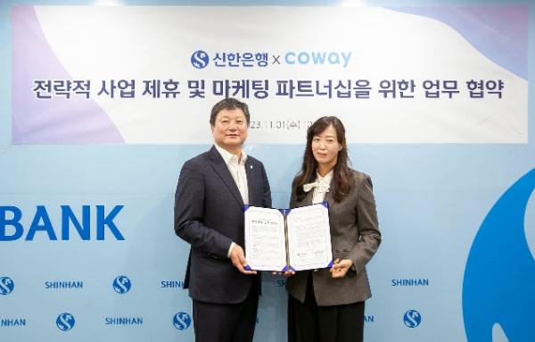 1일 서울 중구 신한은행 본점에서 진행된 협약식에서 심병희 코웨이 마케팅본부장(오른쪽)과 정용욱 신한은행 부행장(왼쪽)이 기념 촬영을 하고 있다.