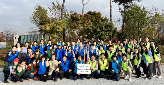 NH농협은행 등 임직원들이 31일 인천 공촌천에 실시한 ESG 연합 플로깅 캠페인에서 기념촬영을 하고 있다. / 사진=NH농협은행 제공