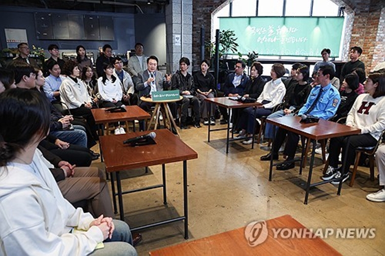 주부·회사원·소상공인과 직접 대화 나선 윤석열 대통령(사진=연합)