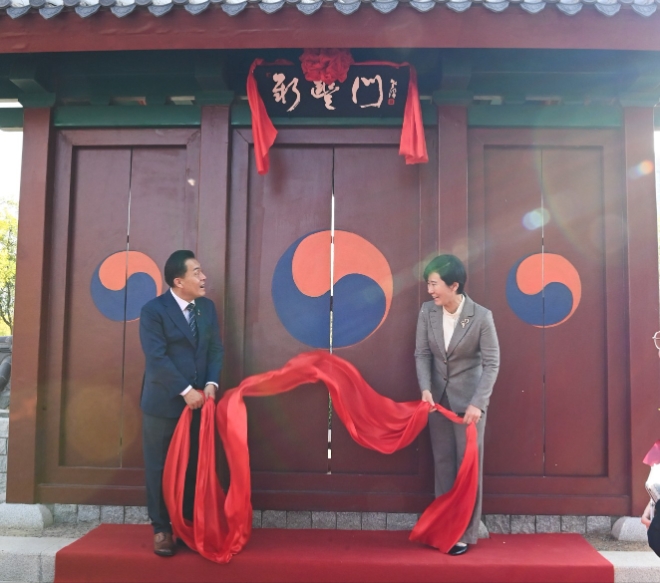 이재준 수원시장이 지난 30일 중국 지난시에 수원화성 닮은 ‘수원정원' 개원식에서 정원 대문을 보여주고 있다.(사진=수원시)