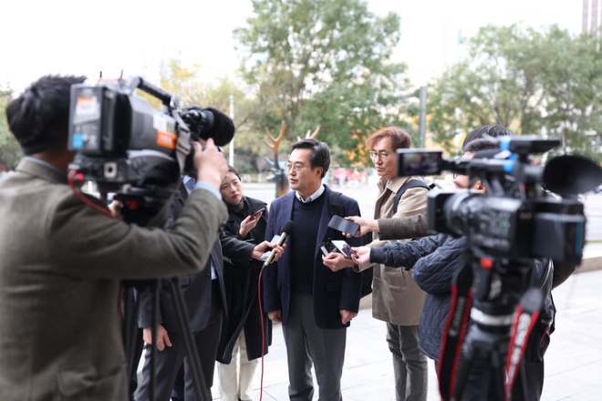 1일 오전 중국 콘래드 호텔에서 김동연 경기도지사가 경기도 언론 브리핑을 하고 있다.(사진=경기도)