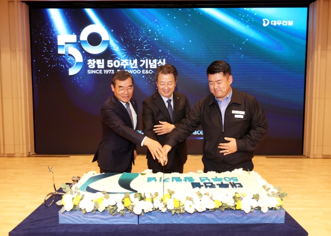 (왼쪽부터) 김보현 부사장, 백정완 사장, 심상철 노조위원장이 대우건설 창립50주년 기념식에 참석했다. / 사진=대우건설 제공