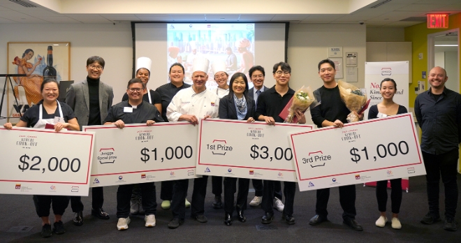 지난달 26일(현지시간) 열린 ‘종가 김치 블라스트’의 메인행사인 ‘종가 김치 쿡 오프 인 뉴욕’에서 수상자와 심사위원단이 기념 촬영을 하고 있다. / 사진=대상 제공