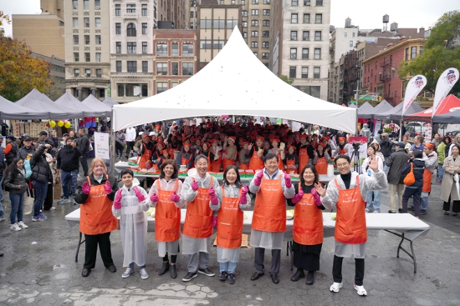 지난 29일(현지시간) 뉴욕 맨해튼 유니언 스퀘어 파크에서 열린 뉴욕 대표 한인 축제 ‘뉴욕 코리안 페스티벌’에서 진행된 ‘종가 김치 블라스트’ 김장버무림 행사에 참석한 관계자들이 기념 촬영을 하고 있다. / 사진=대상 제공